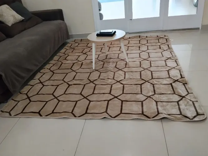 Vende-se lindo tapete geométrico para sala. Tam 2x2,40.