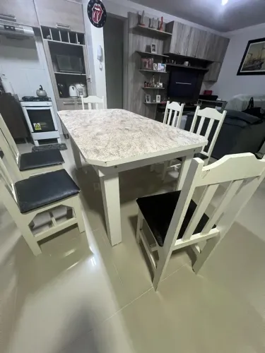 Mesa com 6 cadeiras