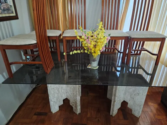 mesa com 8 cadeiras de vidro fume com suporte em mármore 