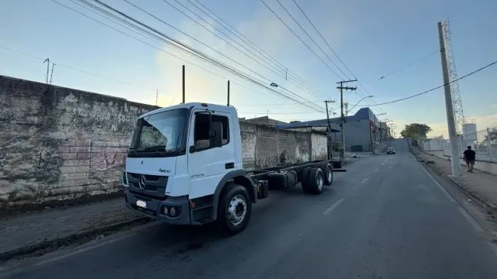 Caminhão ano 2019 Mercedes Atego 2426.