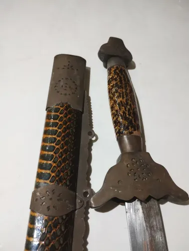 Espada Antiga Decorativa 1,00m Acabamento replicado pele de Cobra ou Jacaré 