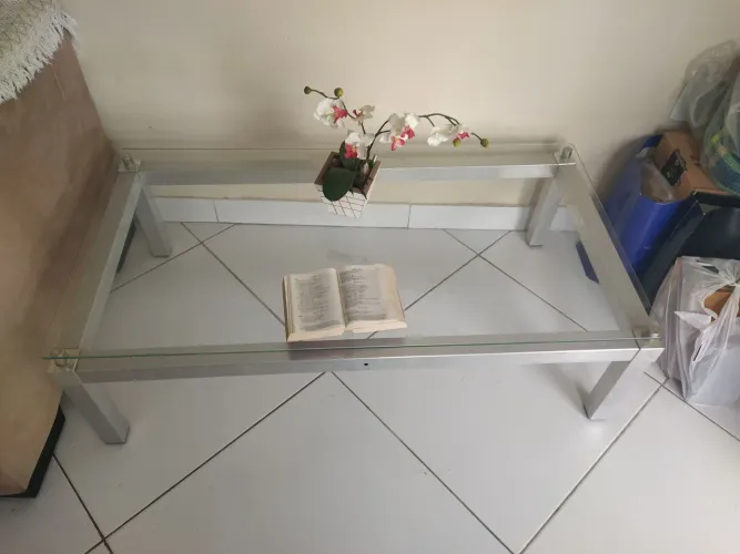 mesa de centro em alumínio e tampo de vidro 