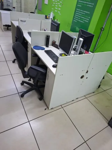 Baias PA Call center - mesas de madeira