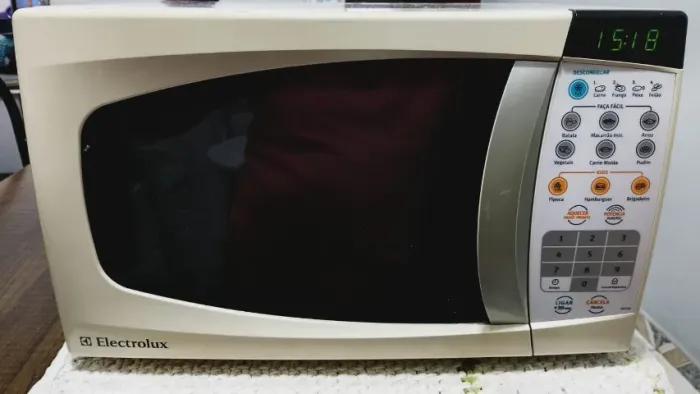 Micro Ondas Eletroplux Mod.MEF 28 Bco. Capc.18 Litros / 127 V