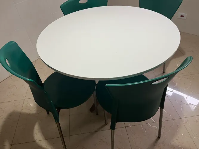 Mesa com 4 cadeiras