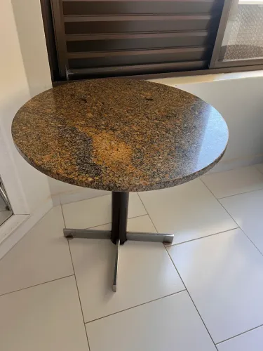 Mesa de apoio em granito com base metálica