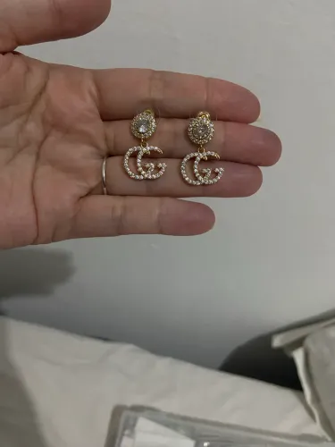 Brincos dourados com pedras brancas estilo italiano da Gucci