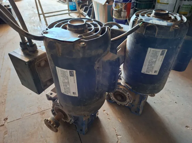 Motoredutor para base de pórtico rolante.