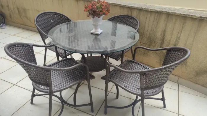 Mesa de Vinil com tampo de vidro de 4 lugares