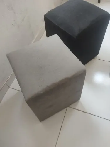 Vendo dois puffs preto e cinza pra decorar sua sala . * falar com Alana
