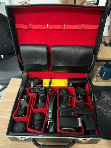 Maleta com equipamentos de fotografia 