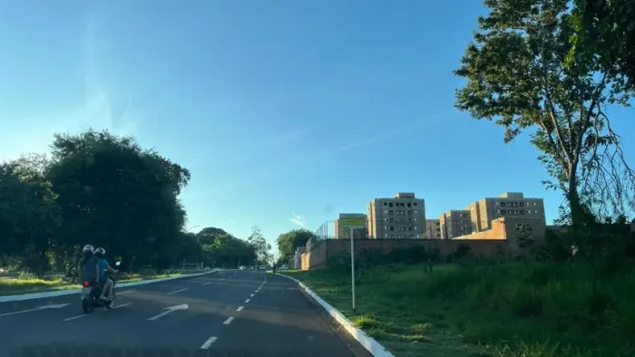 Alugo área Av. Rita Vieira frente pro asfalto 1.625m2 Frente pro Asfalto