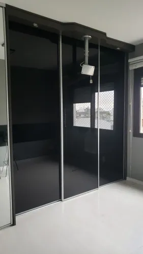 Guarda-roupa planejado em MDF - 3,67 m - Portas de correr com espelho e vidro preto