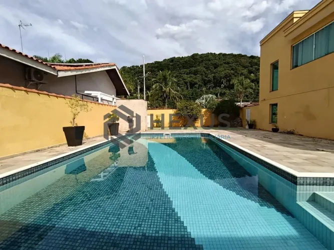 Casa com varanda e lazer na região do Jardim Albamar no Balneário Praia do Pernambuco, Gua