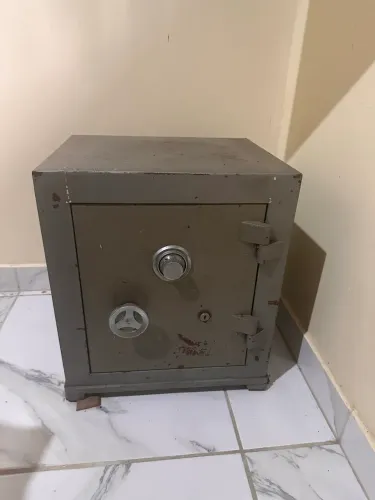 Cofre de Segurança Antigo em Aço com Segredo Mecânico e Chave