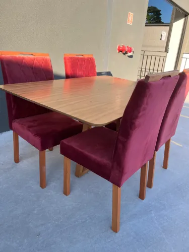 Mesa Laminada 4 Cadeiras Bordô QUEIMA DE MOSTRUÁRIO 