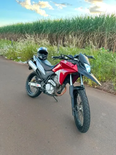 Honda XRE 300 Vermelha
