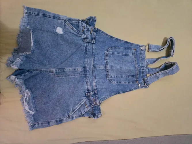 Jardineira Jeans Shorts Destroyed desapego