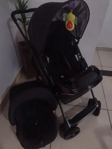 Carrinho com bebê conforto