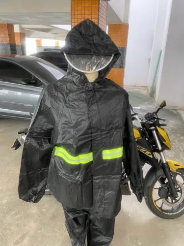Capa de chuva com sinalização