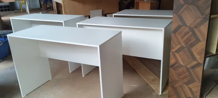 Mesa/Escrivaninha em  MDF, em promoção. tamanho 1.10x48x76 