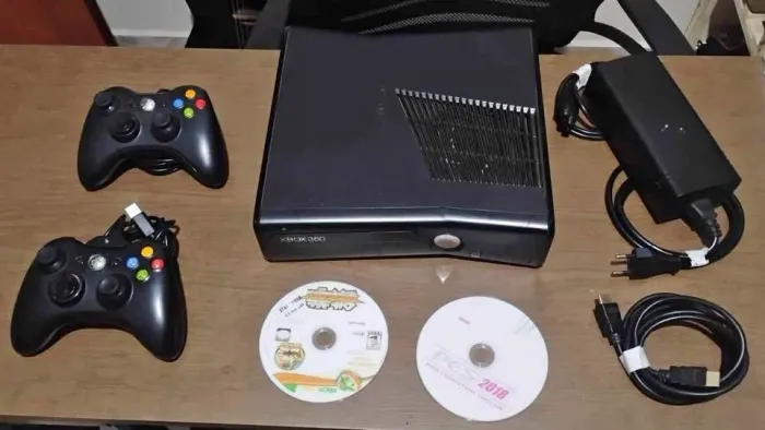 ? Xbox 360 Slim Desbloqueado + 2 Controles + 2 Jogos - R$ 550