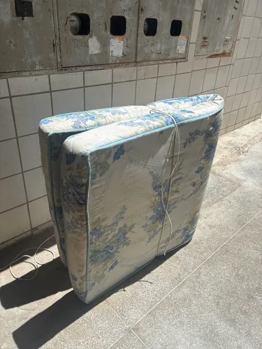 Vendo colchão solteiro todo em ordem 
