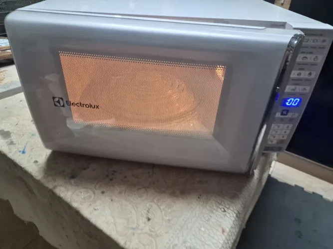 forno micro-ondas Electrolux funcionando 36 litros