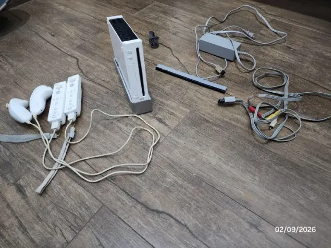 Nintendo Wii + 2 controles com 2 Nunchuk