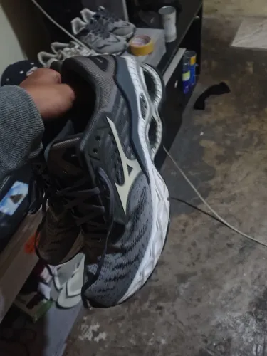 Tênis Mizuno cinza