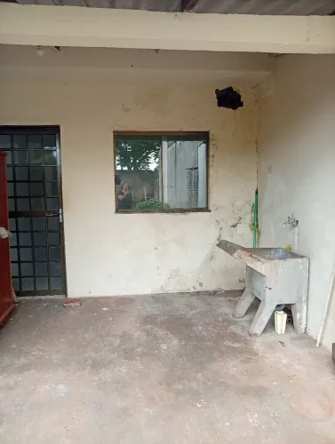 Alugo casa em laje: sala,coz, 1 quarto WC área serviço.