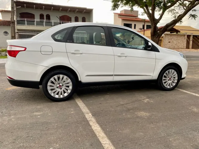Fiat Grand Siena Essence 1.6 Flex 16V 2016