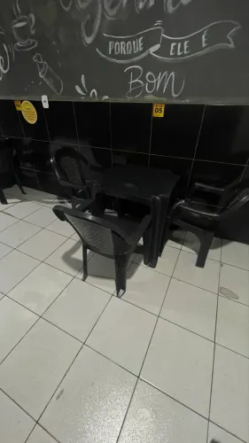 Lote de MESAS E CADEIRAS PLÁSTICA PRETAS