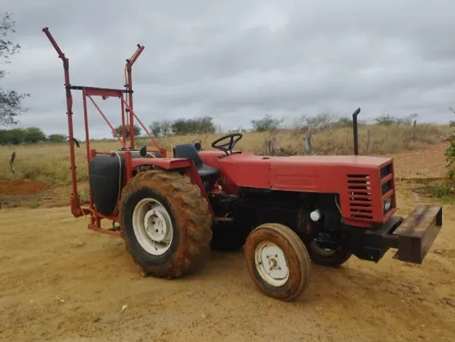 Trator Agrale 4.300, com pulverizador 400 litros, pronto para trabalhar