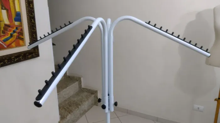 Arara de roupas branca semi novas 4 braços 10 cabide cada