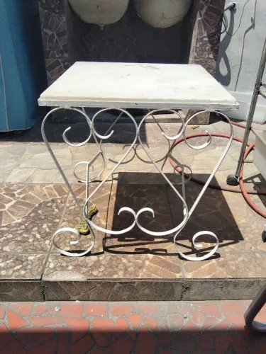 Mesa antiga com base de ferro trabalhado e tampo de mármore