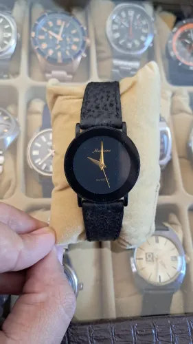 Relógio Mondaine Quartz - Elegância Minimalista e Vintage