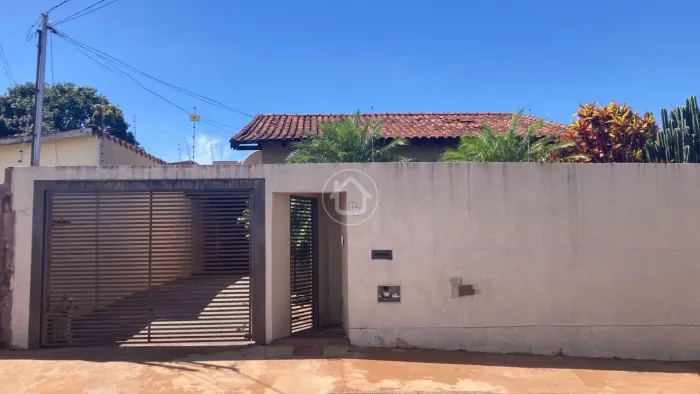 CASA COM 03 DORMITÓRIOS, VARANDA GOURMET E PISCINA