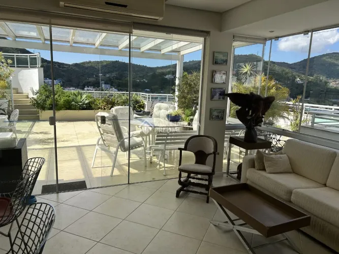 Cobertura à venda, 3 quartos,1 suíte, hobby box, 3 vagas, Itacorubi, Florianópolis-SC.