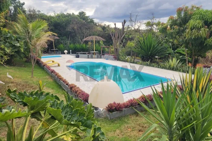 Sítio com 3 Chácaras Independentes, Piscinas e Excelente Potencial de Renda em Caetanópoli