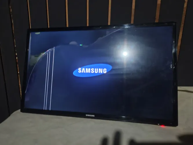 TV Samsung LT28D310 - LCD 28 polegadas (tela trincada, para retirada de peças)