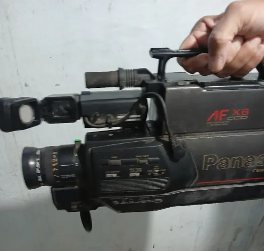 Vendo máquina de filmar Panasonic AFX 8 profissional
