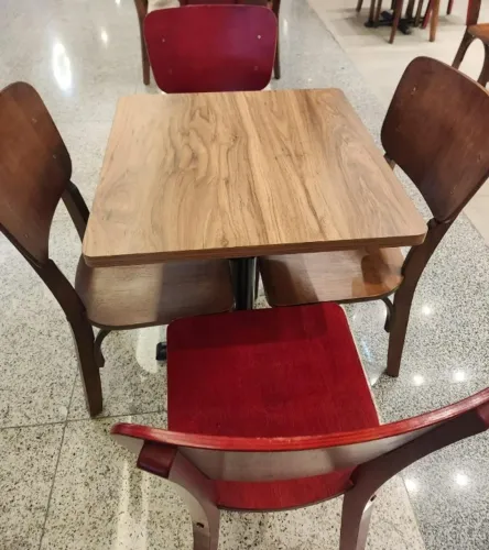 Mesa Quadrada DellaBruna Alto Padrão + 4 Cadeiras (Madeira Maciça)