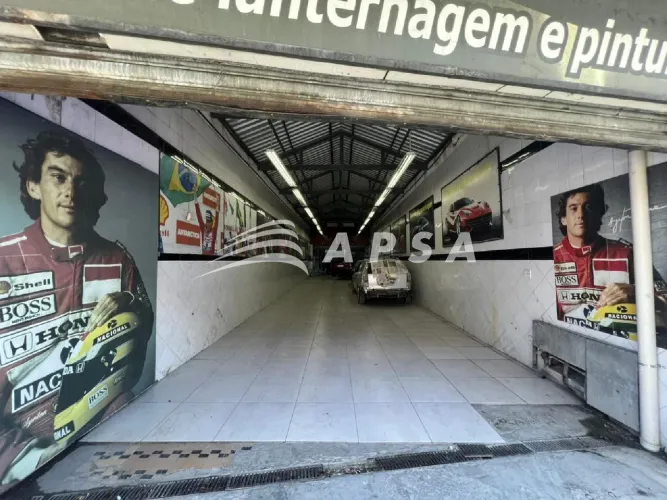 NA MOVIMENTADA RUA DO CATETE, SURGE UMA LOJA EXCEPCIONAL QUE COMBINA VISIBILIDADE, ESPAÇO 