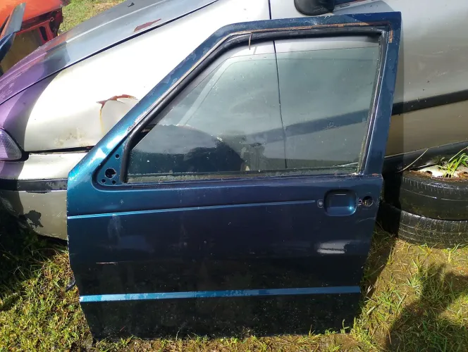 Porta dianteira esquerda motorista Fiat uno 92 até 2003 somente a lata 