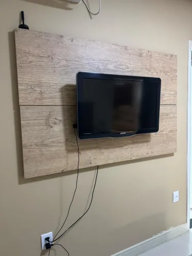 Painel de TV da Loja Etna. Cor New Forest. Estado e acabamento excelentes