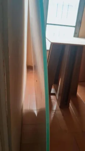 Mesa , vidro em laca , pesado e sem nenhum detalhe 