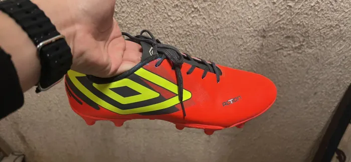 Chuteira Umbro de campo