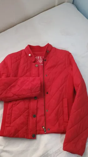 Jaqueta GUESS P ou serve pra criança de 10 anos 