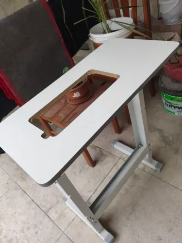 Mesa para máquina de costura
